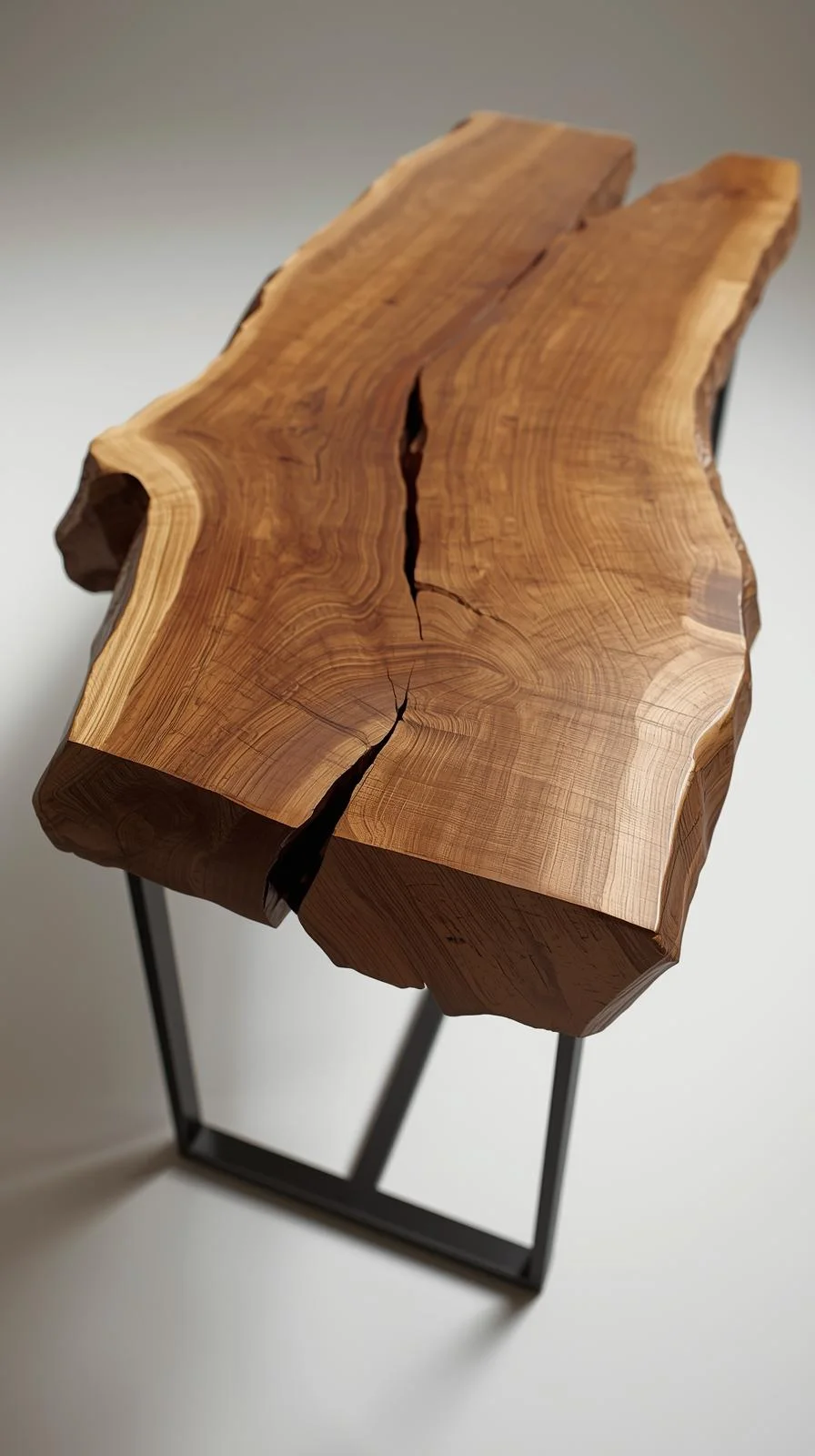 Gros plan sur le plateau d'une console "live edge" en bois brut, montrant le bord naturel et organique de l'arbre et ses veines.