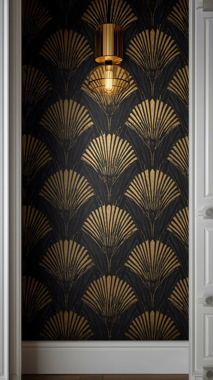 Une tapisserie d'entrée Art Déco avec un motif d'éventail géométrique doré sur fond noir, sous une applique en laiton.