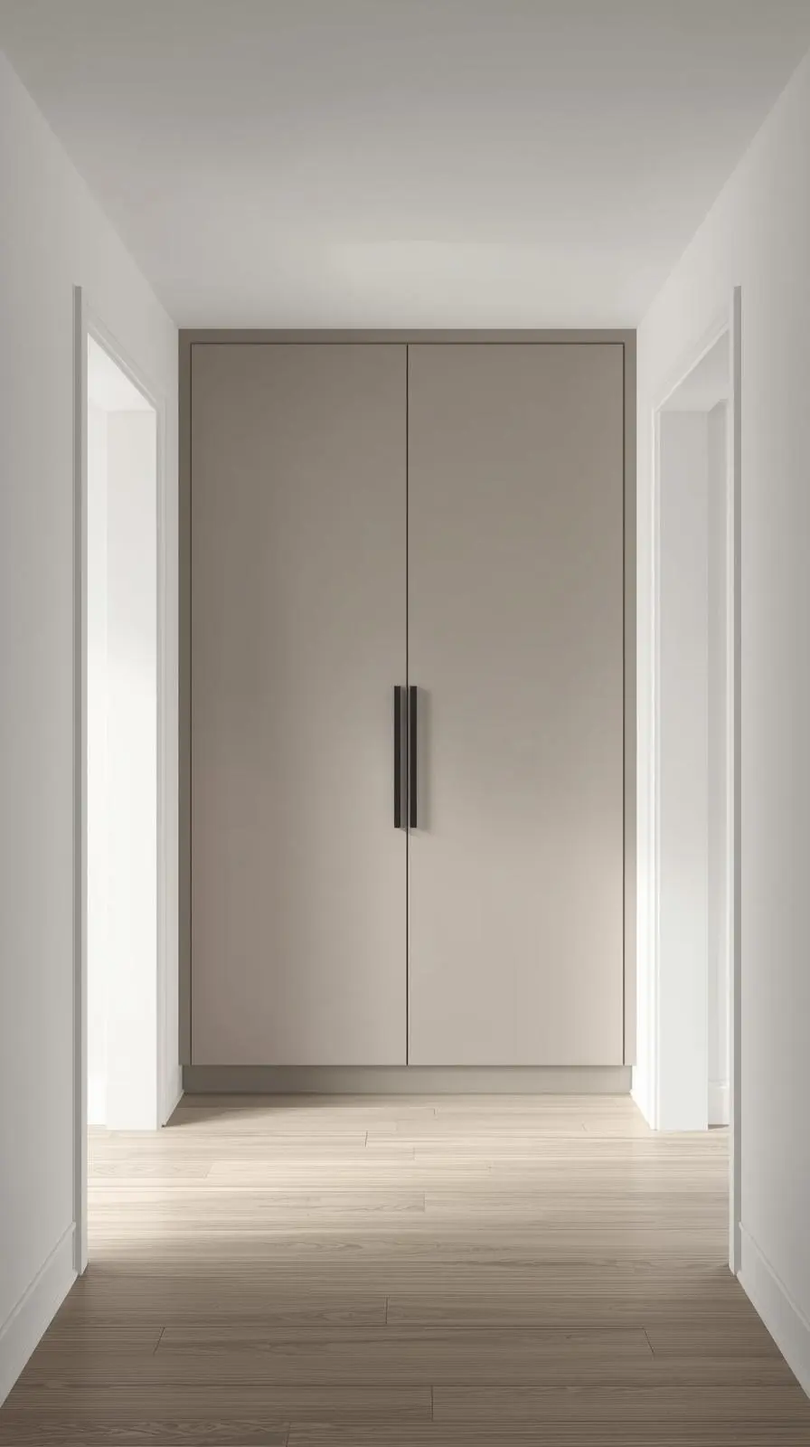 Un buffet d'entrée sur mesure, encastré dans le mur, avec de grandes portes minimalistes allant du sol au plafond.