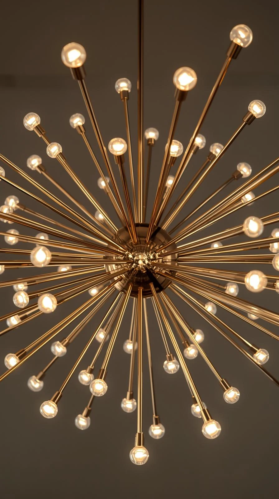 Vue en contre-plongée d'un lustre Sputnik en laiton, avec de multiples branches fines partant d'un centre et terminées par des ampoules.