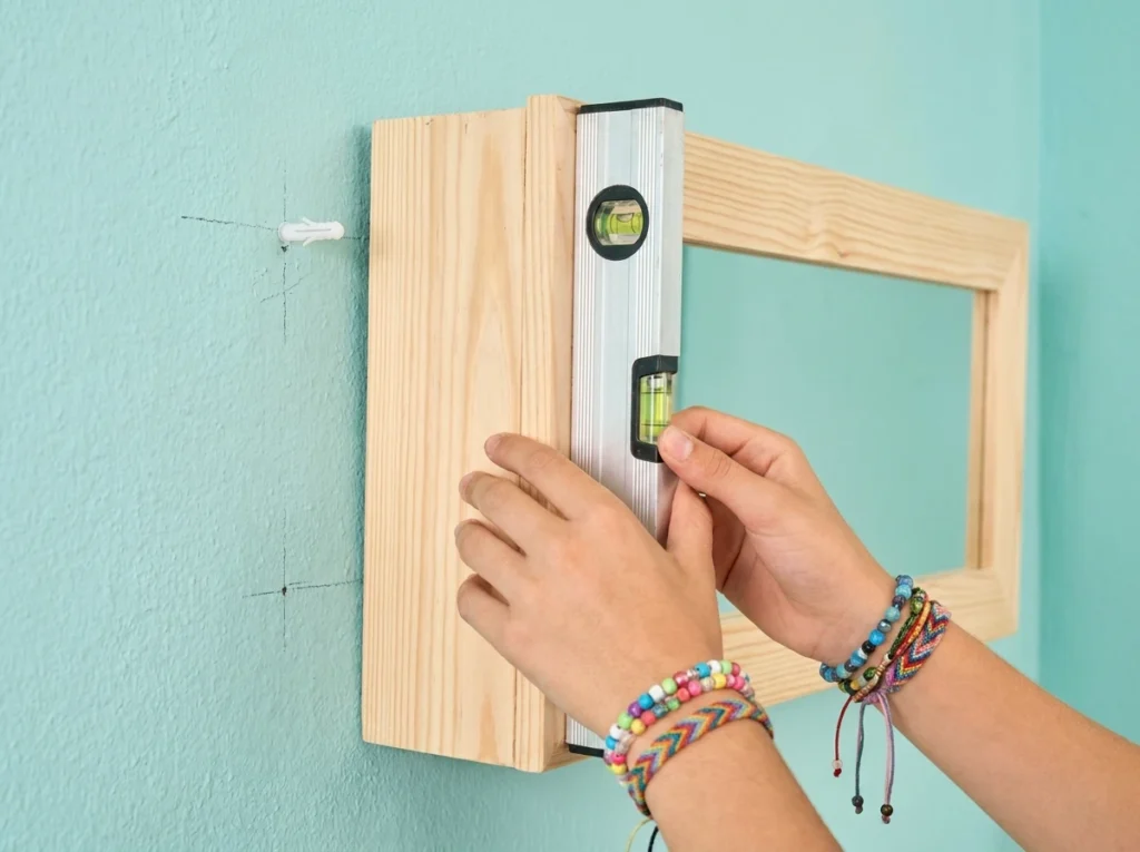 Le miroir avec cadre en bois naturel