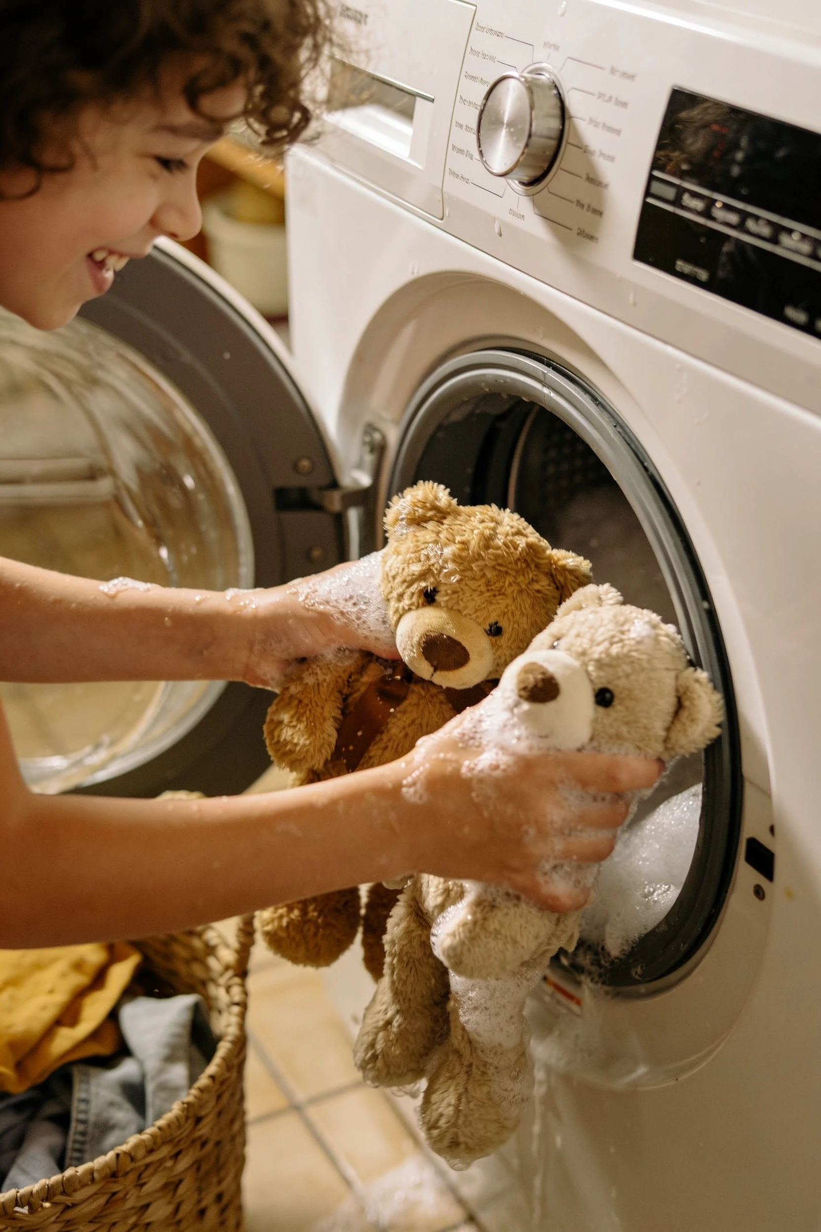 Laver les peluches restantes chaque semaine, ou les congeler 24h